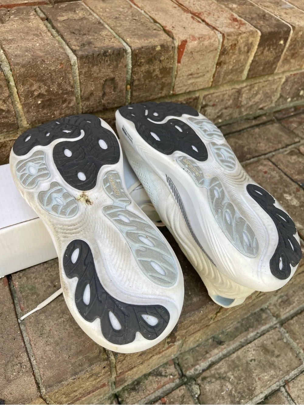 Brooks Adrenaline GTS 25 Women’s 10 White Silver Running Shoes No Insoles